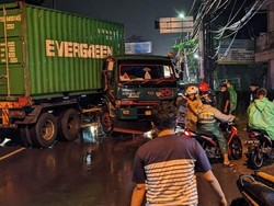 Ngeri Kecelakaan Angkot Vs Truk di Bogor, Sopir Terjepit di Ruang Kemudi