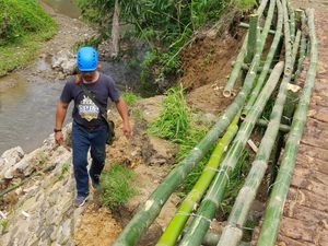Jalan Penghubung 3 Dusun di Pelosok KBB Longsor