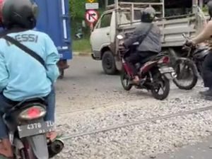 Pengendara Keluhkan Kondisi Perlintasan Kereta Api di Tandes Surabaya