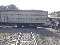 Truk Rusak di Rel, Jalur KA Medan-Binjai Sempat Tergganggu