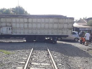 Truk Rusak di Rel, Jalur KA Medan-Binjai Sempat Tergganggu Truk Rusak di Rel, Jalur KA Medan-Binjai Sempat Tergganggu