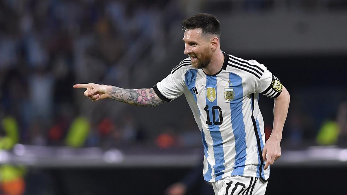 Lionel Messi menorehkan milestone di Argentina, yakni sudah membuat lebih dari 100 gol. (Foto: Hernan Cortez/Getty Images)
