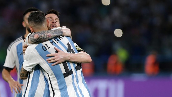 SANTIAGO DEL ESTERO, ARGENTINA - MARCH 28: Angel Di Maria of Argentina celebrates with teammate Lionel Messi after scoring the teams sixth goal during an international friendly match between Argentina and Curaçao at Estadio Unico Madre de Ciudades on March 28, 2023 in Santiago del Estero, Argentina. (Photo by Daniel Jayo/Getty Images)