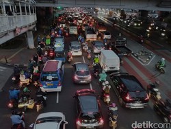 Jl Kyai Tapa Arah Daan Mogot Jakbar Macet, Mobil-Motor Terobos Busway