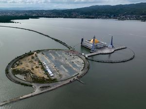 Potret Masjid di Tengah Teluk Kendari yang Jadi Wisata Religi