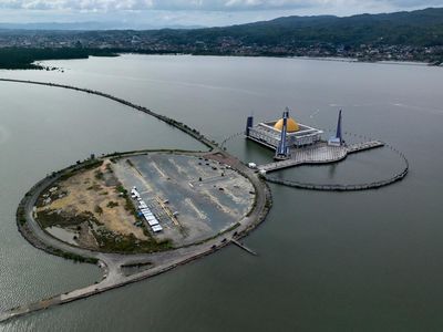 Potret Masjid di Tengah Teluk Kendari yang Jadi Wisata Religi
