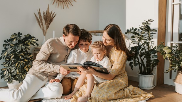 Menghabiskan waktu weekend bersama keluarga/Foto:pexels.com/Vlada Karpovich kebiasaan cerdas orang sukses saat weekend adalah me time