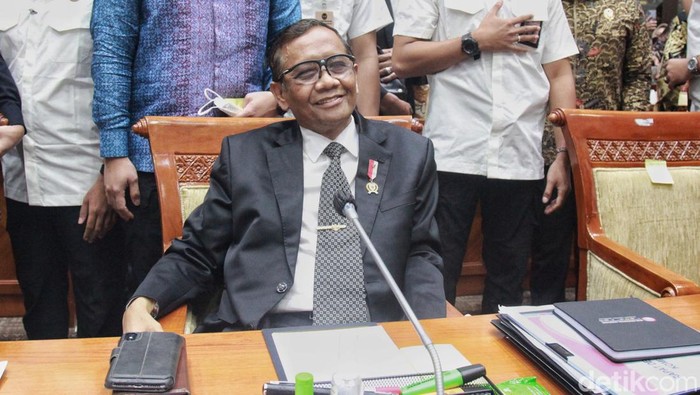 Minyak Kayu Putih Temani Mahfud MD di Sidang Panas Komisi III DPR Sebotol minyak kayu putih terlihat dimeja Mahfud MD dikala raker bareng Komisi III dewan perwakilan rakyat yang membahas soal transaksi mencurigakan Rp 349 triliun