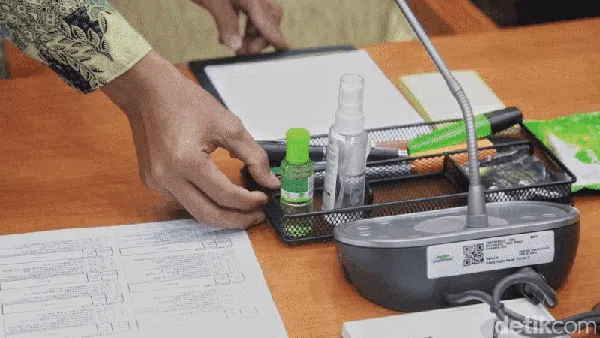 Minyak Kayu Putih Temani Mahfud MD di Sidang Panas Komisi III DPR