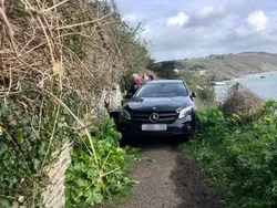 Bisa-bisanya Mobil Mewah Ditinggal di Jalan Setapak di Tebing Curam