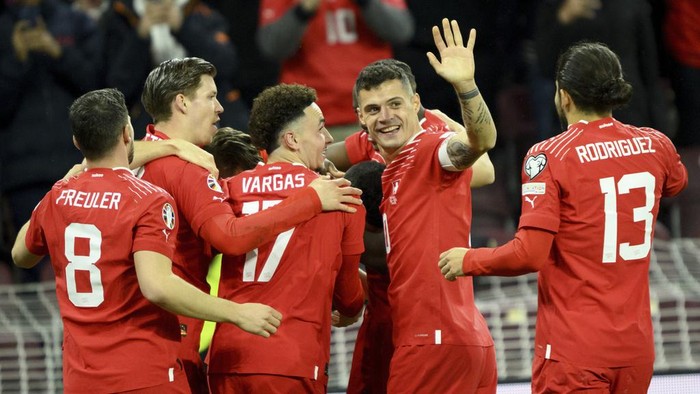 Momen Swiss Bantai Israel di Kualifikasi Euro 2024 Switzerland's Granit Xhaka,second right, celebrates with teammates during the Euro 2024 qualifying group I soccer match between Switzerland and Israel, at the Stade de Geneve, in Geneva, Switzerland, Tuesday, March 28, 2023. (Salvatore Di Nolfi/Keystone via AP)