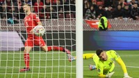 Silvan Widmer menambah keunggulan Swiss pada menit ke-52. Hingga peluit panjang tidak ada lagi gol tercipta. Swiss menang 3-0 atas Israel. REUTERS/Denis Balibouse