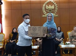 Berkah Ramadan, Perkumpulan Istri Pimpinan MPR Bagi Bingkisan ke PPNPN