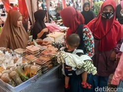 Serunya Ngabuburit Sambil Berburu Takjil di Area Monumen Gerbong Maut Bondowoso