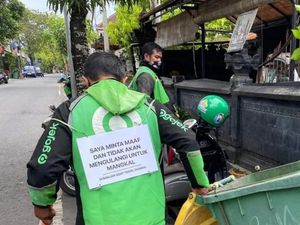 Belasan Ojol Dihukum Nyapu Jalan gegara Mangkal Sembarangan di Canggu