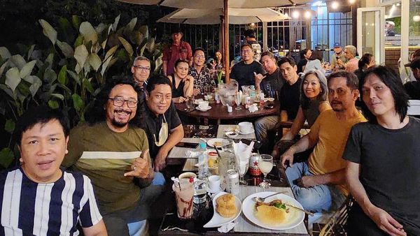 Keseruan Once Mekel saat Makan-makan Bareng Teman SMA