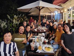 Keseruan Once Mekel saat Makan-makan Bareng Teman SMA