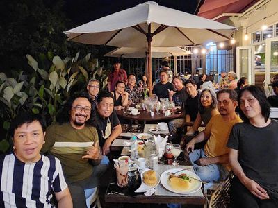 Keseruan Once Mekel saat Makan-makan Bareng Teman SMA