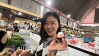 Pasangan Korea Ini Coba Belanja di Pasar Bali, Beli Beragam Buah