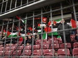 Viral Fans Swiss Bentangkan Bendera Palestina saat Hadapi Israel