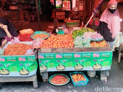 Pedagang Pasar Terong Curhat Sepi Pembeli Imbas Sterilisasi Kunjungan Jokowi