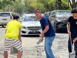 Cerita Bambang Rukonya Dilempari Usai Video Cor Jalan Rusak Viral