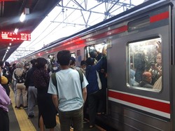 Penuhnya KRL di Jam Pulang Kerja, Ada yang Hampir Nangis karena Tas Kejepit