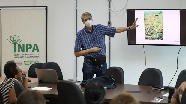 Berbagai proyek infrastruktur TransAmazon menurut Fernside turut jadi biang keladi tipping point.