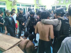 Polisi Ringkus 13 Pemuda Pembuat Onar di Cirebon