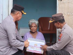 Polres Bolaang Mongondow Selatan Bagikan Paket Sembako ke Warga Kurang Mampu