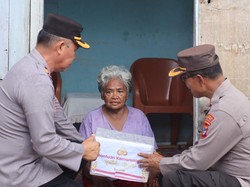 Polres Bolaang Mongondow Selatan Bagikan Paket Sembako ke Warga Kurang Mampu