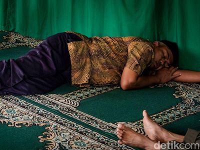 Aksi Tidur Berjemaah di Masjid Saat Ramadan