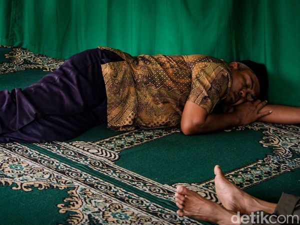 Aksi Tidur Berjemaah di Masjid Saat Ramadan