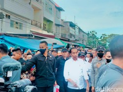 Jokowi Blusukan ke Pasar Terong Makassar, Bagi-bagi Kaos ke Pedagang