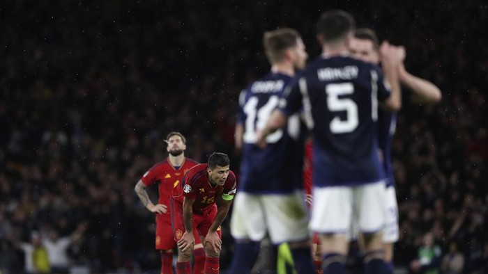 Spains Rodri, second from left, reacts at the end of the Euro 2024 group A qualifying soccer match between Scotland and Spain at the Hampden Park stadium in Glasgow, Scotland, Tuesday, March 28, 2023. Scotland won 2-0. (AP Photo/Scott Heppell)