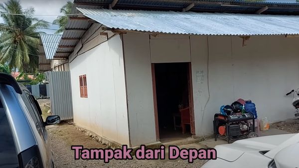 Foto Rumah Anti Sombong, Luarnya Triplek Tapi Punya Kamar Sultan Bak Hotel