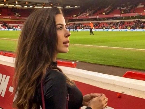 Potret Cantik Guru Bahasa Pemain Bola yang Bikin Para WAGs Cemburu