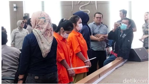 Selebgram kembar Sumbar yang ditangkap karena promosikan judi online