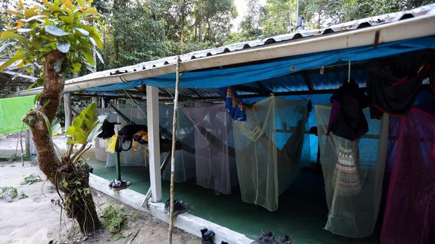 Tak ada tempat tidur, apalagi kasur di tengah Amazon. Tapi ayunan ini cukup nyaman.