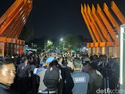 Momen Suporter Tanpa Tiket Paksa Masuk Stadion saat Laga PSIS Vs Persebaya