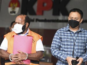 Tangan Diborgol dan Berbaju Oranye, Ricky Ham Pagawak Diperiksa KPK