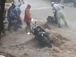 Banjir Bandang di Jalan Wonosobo-Dieng, 2 Motor Nyaris Terseret