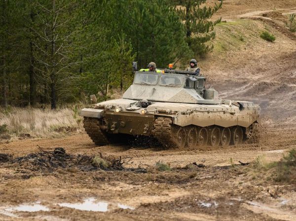 Senjata Baru Ukraina: Tank Inggris yang Tak Pernah Dihancurkan Musuh