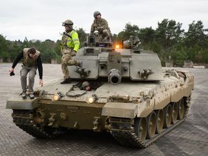 Tank Canggih Inggris dan Jerman Tiba di Ukraina, Tapi... Tank Canggih Inggris dan Jerman Tiba di Ukraina, Tapi...