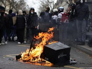 Tolak Reformasi Pensiun, Warga dan Polisi Bentrok di Prancis