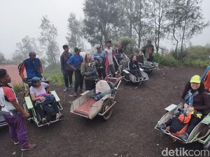 Tak Kuat Mendaki Kawah Ijen? Tenang, Ada Troli Angkut Lamborghini dan Ferrari