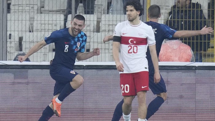 Croatias Mateo Kovacic, left, celebrates after scoring his sides second goal during the Euro 2024 group D qualifying soccer match between Turkey and Croatia at Bursa Metropolitan stadium, in Bursa, Turkey, Tuesday, March 28, 2023. (AP Photo/Francisco Seco)