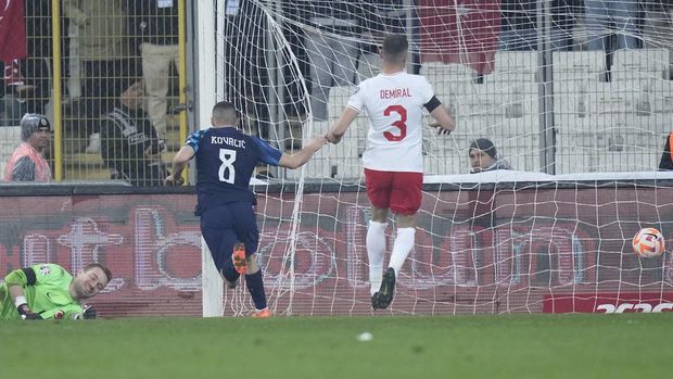 Croatia's Mateo Kovacic, left, celebrates after scoring his side's second goal during the Euro 2024 group D qualifying soccer match between Turkey and Croatia at Bursa Metropolitan stadium, in Bursa, Turkey, Tuesday, March 28, 2023. (AP Photo/Francisco Seco)