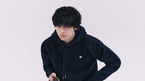 7 Gaya V BTS ala Boyfriend Material dalam Pemotretan CELINE