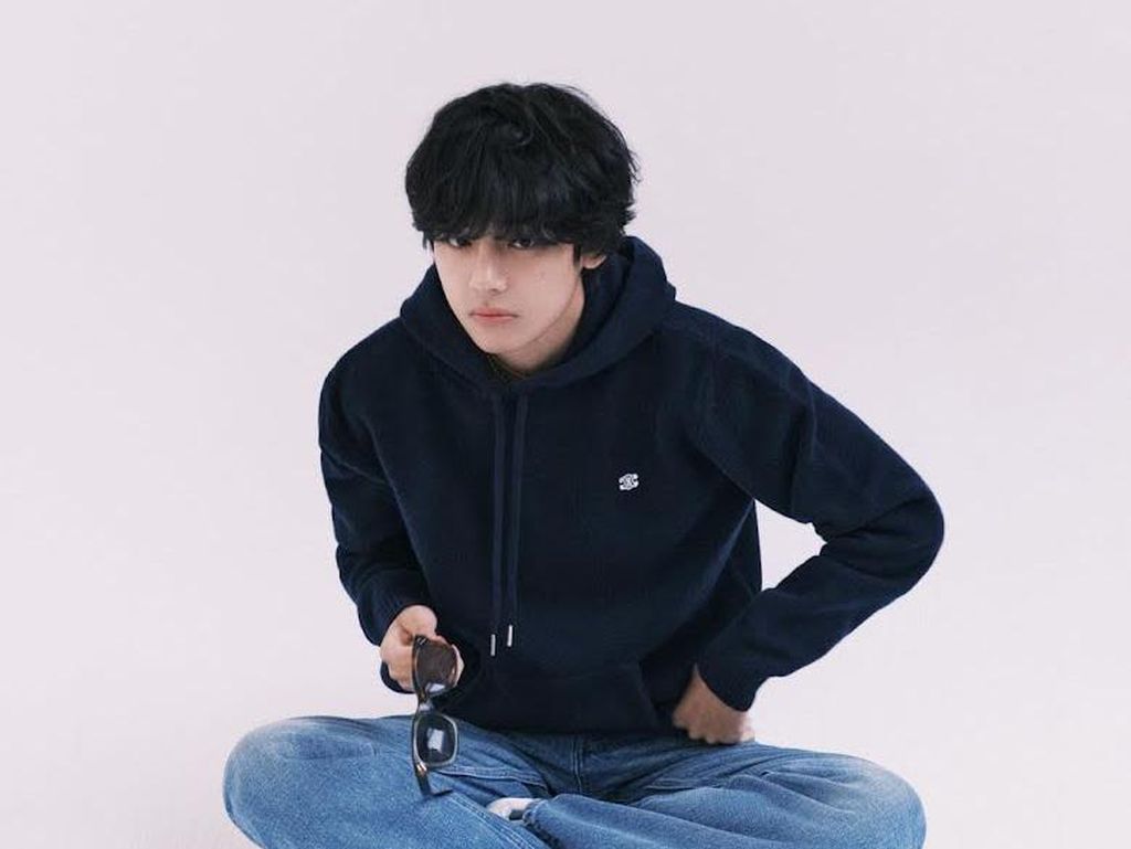 7 Gaya V BTS ala Boyfriend Material dalam Pemotretan CELINE 7 Gaya V BTS ala Boyfriend Material dalam Pemotretan CELINE